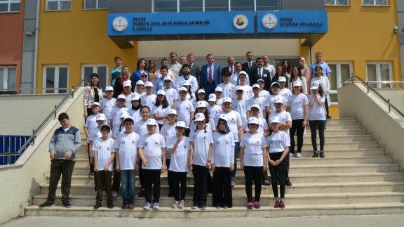 İl Milli Eğitim Müdürümüz Murat Yiğit Türkiye Odalar ve Borsalar Birliği İlkokulu ve Atatürk Ortaokulu TÜBİTAK 4006 Bilim Fuarı Sergilerini Ziyaret Etti