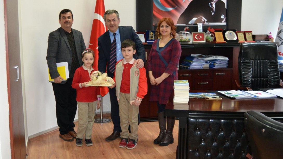 Şehit Metin Kucur İlkokulu Öğrencileri Kendi Şiirlerinden Oluşan Kitaplarını İl Milli Eğitim Müdürümüze Takdim Ettiler