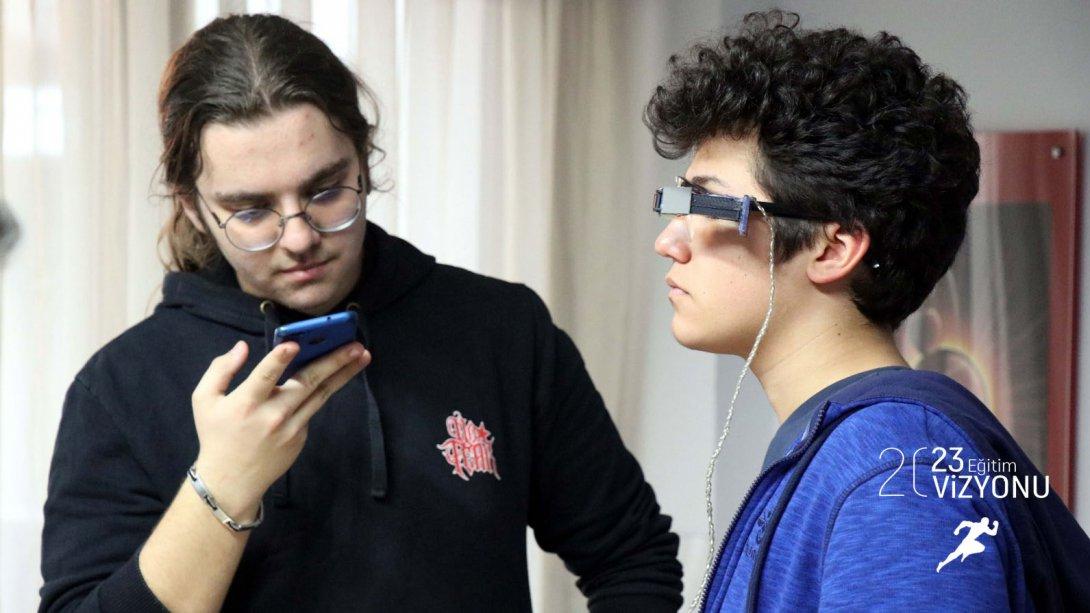 Düzce Bilim ve Sanat Merkezi Öğrencilerimiz İşitme Engelliler İçin Gözlük Tasarladı
