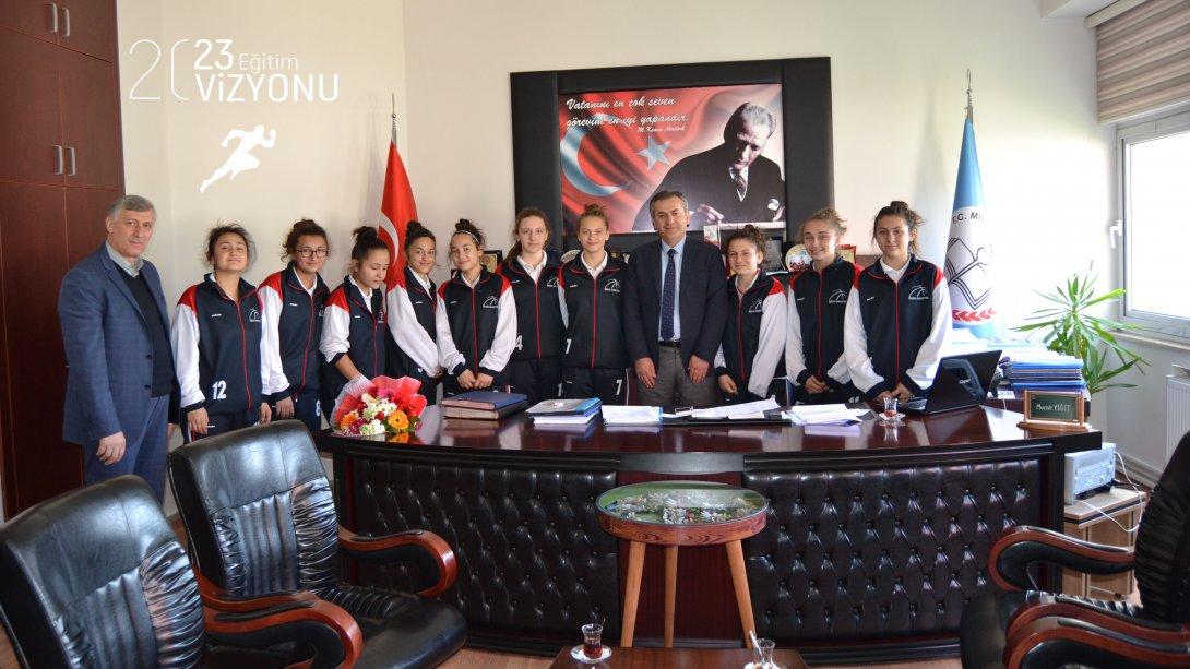 Şehit Cihan Aksarı Ortaokulu Yıldız Kız Basketbol Takımının İl Milli Eğitim Müdürümüzü Ziyaretleri