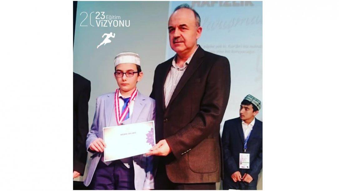 Tevfik İleri İmam Hatip Ortaokulu Öğrencimiz Hamza ÖZTAŞ Hafızlık Yarışması Türkiye Finallerine Katılmaya Hak Kazandı