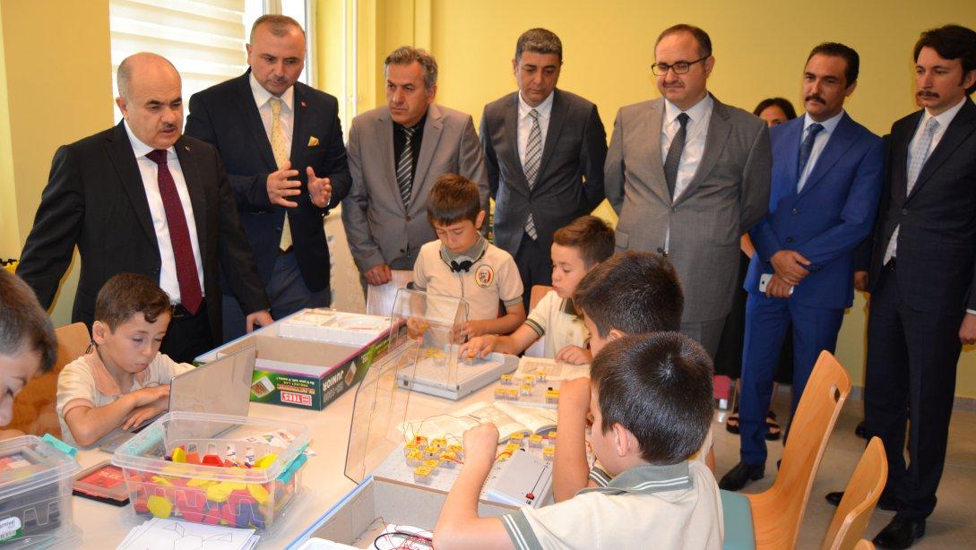 Sayın Valimiz Dr. Zülkif DAĞLI ve İlçe Kaymakamlarımızın Toki Mehmet Akif Ersoy İlkokulu Tasarım Beceri Atölyelerini Ziyaretleri