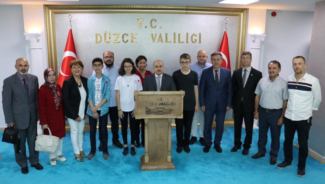 Sayın Valimiz Dr. Zülkif DAĞLI 2019 Yılı Sınavla Öğrenci Alan Ortaöğretim Kurumlarına İlişkin Merkezi Sınavda Türkiye 1.'si Olan Öğrencilerimizi Ödüllendirdi