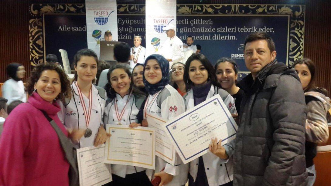 Düzce Mevlana Mesleki ve Teknik Anadolu Lisesi Öğrencileri Gastronomi Festivalinden Madalyalarla Döndü