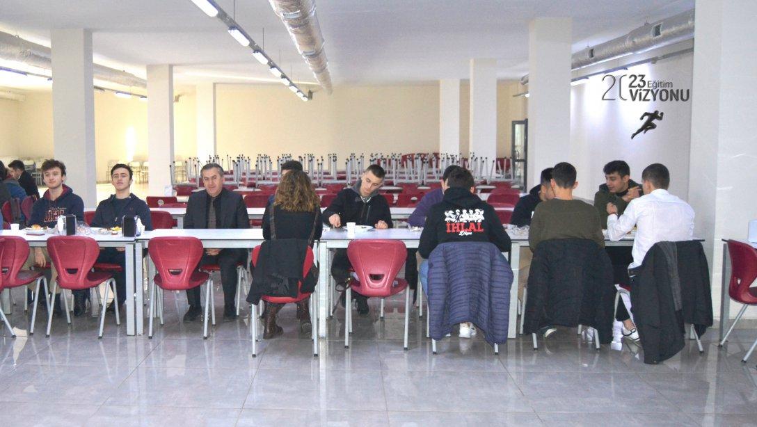  İl Milli Eğitim Müdürümüz Murat YİĞİT Anadolu Mektebi Okumaları Kapsamında Projeye Dahil Olan Ögrenciler İle Kahvaltı Programında Bir Araya Geldi