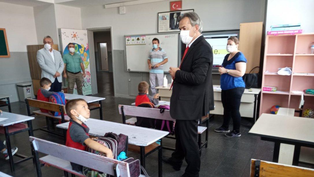 Milli Eğitim Müdürümüz Murat YİĞİT Akçakoca Hamiyet Sevil İlkokulu'nu ve Cumhuriyet İlkokulu'nu Ziyaret Etti