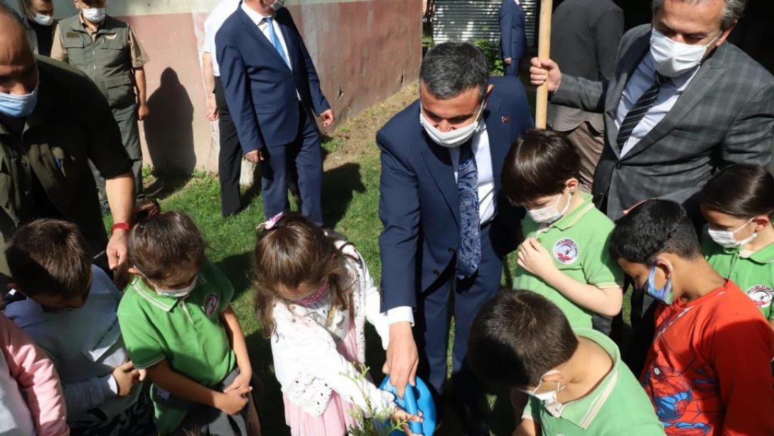 Valimiz Sayın Cevdet ATAY Atatürk Ortaokulu'nu ve TOBB İlkokulu'nu Ziyaret Ederek, Okul Bahçesinde Öğrencilerimizle Fidan Dikim Etkinliğine Katıldı