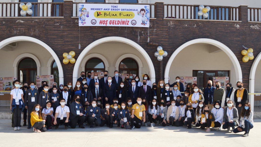 İl Milli Eğitim Müdürümüz Tamer KIRBAÇ TOKİ Mehmet Akif Ersoy Ortaokulu'nda Düzenlenen TÜBİTAK 4006 Bilim Fuarı Açılış Törenine Katıldı