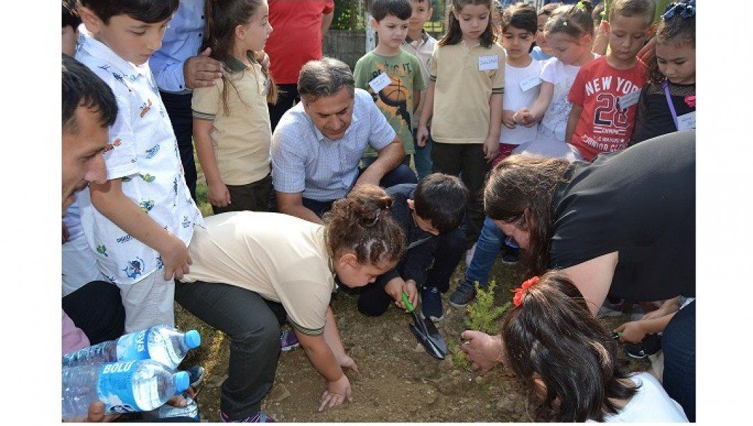 TOKİ Mehmet Akif Ersoy İlkokulu'nda Anasınıfı ve 1. Sınıf Öğrencilerimiz Uyum Haftası Hatırası Olarak Fidan Diktiler