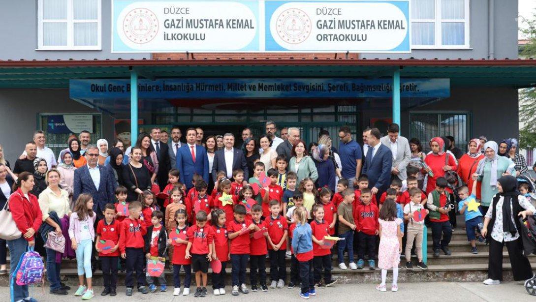 Valimiz Sayın Cevdet ATAY Uyum Haftası Programına Dahil Olan Minik Öğrencilerimizi Okullarında Ziyaret Etti